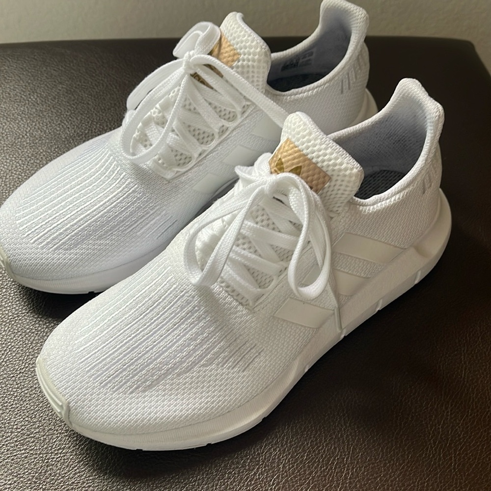 Adidas Tennis shoes 8  new
